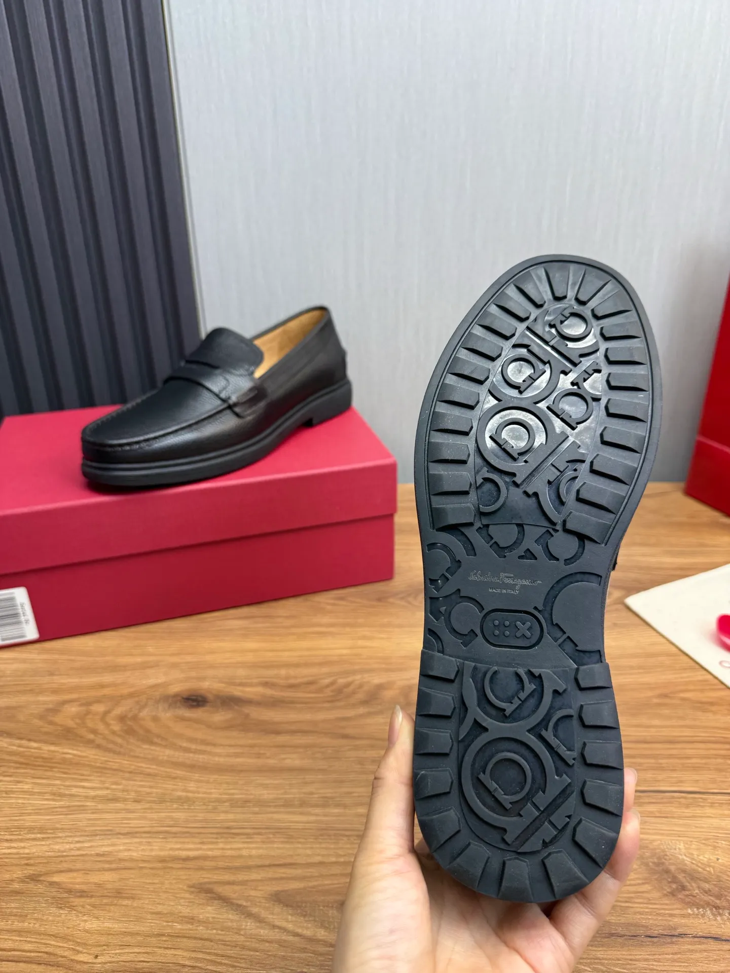 Men's shoes 💰800💰 Ferragamo. [Ferragamo] Men's Loaf leather shoes, the latest hot style, 1:1 original purchase quality, top quality, imported open-edge beaded cowhide leather on the upper, hand-made three-dimensional stitching highlights the round toe design, the inner feet are made of imported cowhide, with original wear-resistant rubber outsole, matching code 39-44, (38, 45 custom-made, non-refundable)